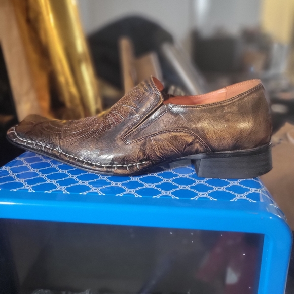 Flat-Toed Scorpion Dress Shoe